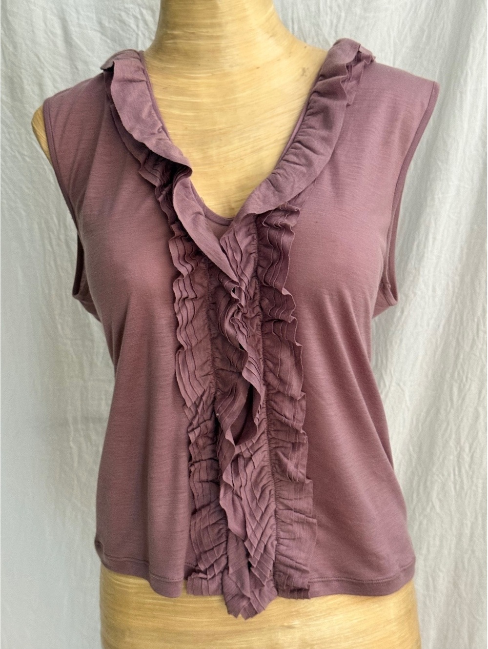 🆕LISTING🆕 DKNY sleeveless mauve ruffle top